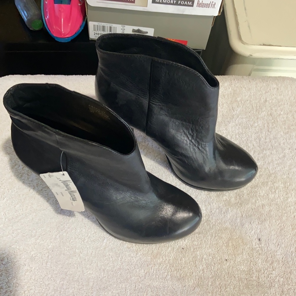 NWT ash heels